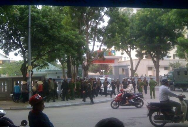 Xe chở cá khô bị bắt, hàng chục ngư dân bao vây công an tỉnh