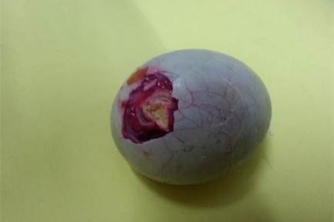 Xuất hiện trứng vịt màu đỏ máu bất thường