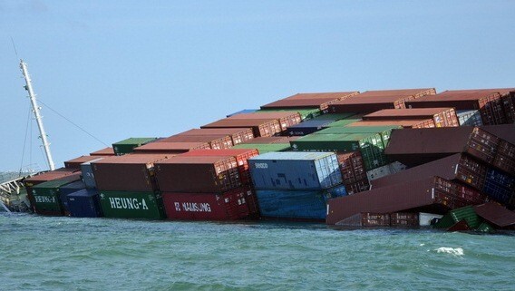 Hàng trăm container đang chìm xuống biển cùng tàu