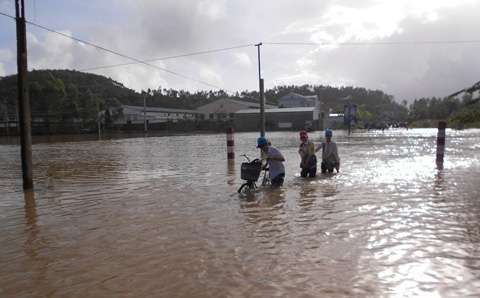 Miền Trung mưa lớn, nhiều nơi bị cô lập