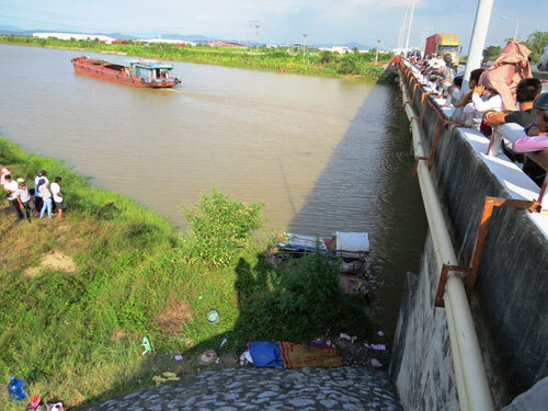 Phát hiện thi thể nạn nhân bị buộc đá vào cổ dưới sông