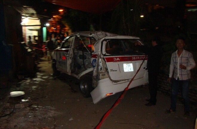Hiện trường thảm khốc vụ tàu hỏa đâm bẹp taxi