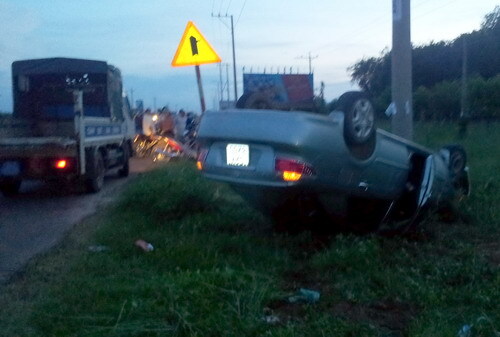 Bí thư, chủ tịch xã thoát chết trong chiếc ô tô lật ngửa