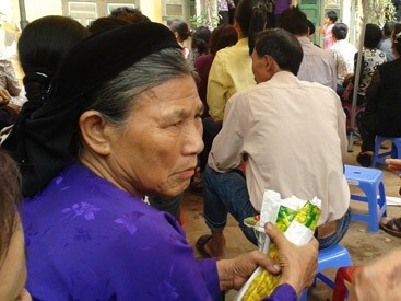 Con là thần y, bố mẹ điều trị ở trạm y tế