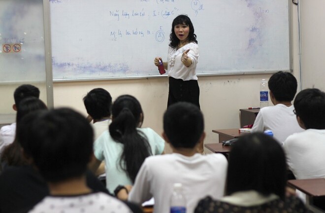 Cô giáo chuyển giới xinh đẹp tiết lộ sự thật với học trò