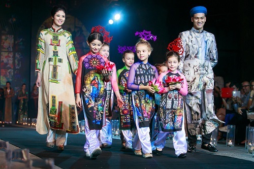 Ngọc Hân diễn thời trang cùng 