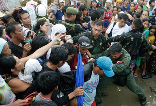 PV ĐSPL tường thuật từ Tacloban: Người Việt mở đường máu thoát khỏi 