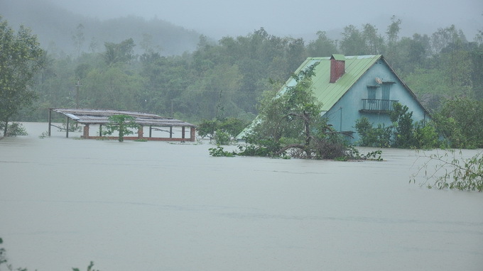 Lũ lụt miền Trung: ít nhất 25 người chết, mất tích