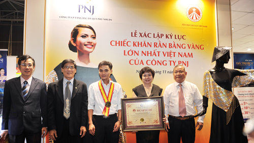 PNJ lập kỷ lục “chiếc khăn rằn bằng vàng lớn nhất Việt Nam”