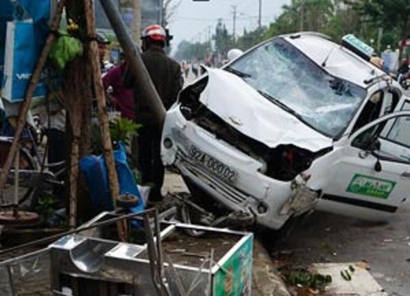 Taxi phóng nhanh hất tung 2 người đi đường
