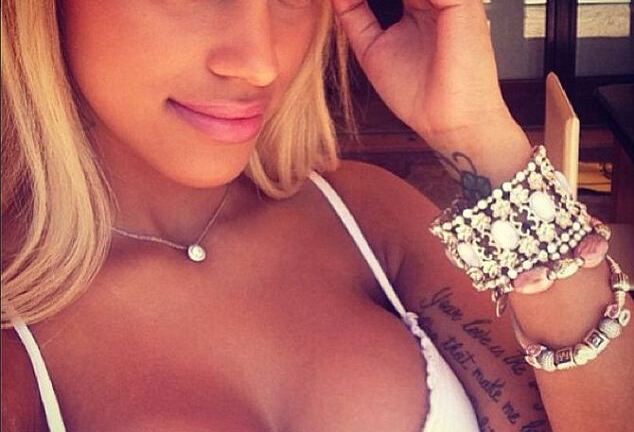 Người tình của Balotelli tung clip khoe vòng 1 đẫy đà