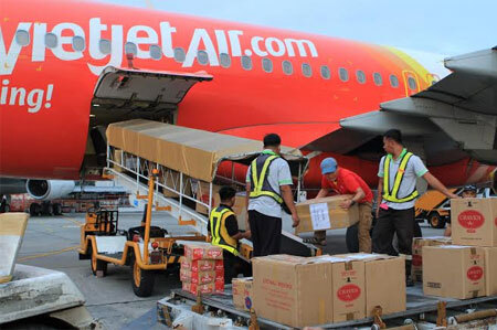 Chuyến bay chở 7 tấn hàng cứu trợ đến Philippines