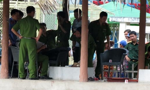 Cuồng ghen, chồng ra tay đâm chết vợ ngay tại quán cà phê 