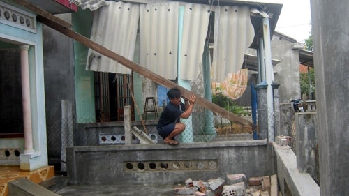 Lốc xoáy bất ngờ, hơn 30 ngôi nhà bị hư hại