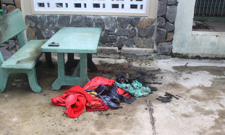 Đổ 5 lít xăng lên người tự thiêu trước cửa nhà trung tá công an