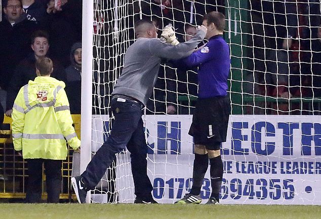 Fan cuồng hùng hổ lao vào sân 