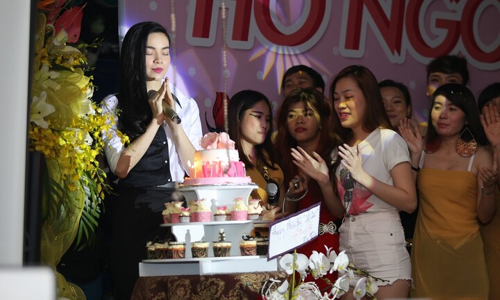 Hồ Ngọc Hà cười ngất ngây khi fan đóng giả mình