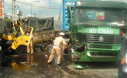 Tai nạn liên hoàn, 4 ô tô biến dạng, 1 phụ xe chết thảm trong cabin