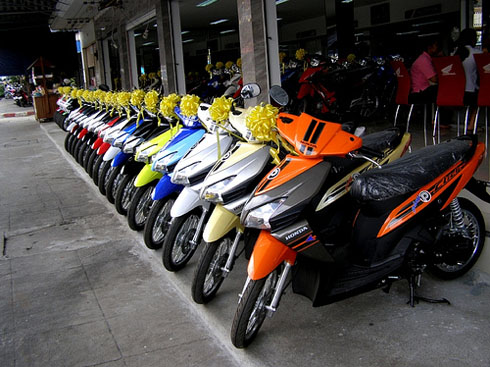 Hà Nội đòi tăng phí cấp mới với ô tô và xe máy