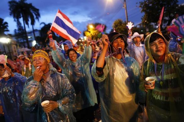 Cận cảnh người biểu tình Thái Lan chiếm nhiều tòa nhà chính phủ