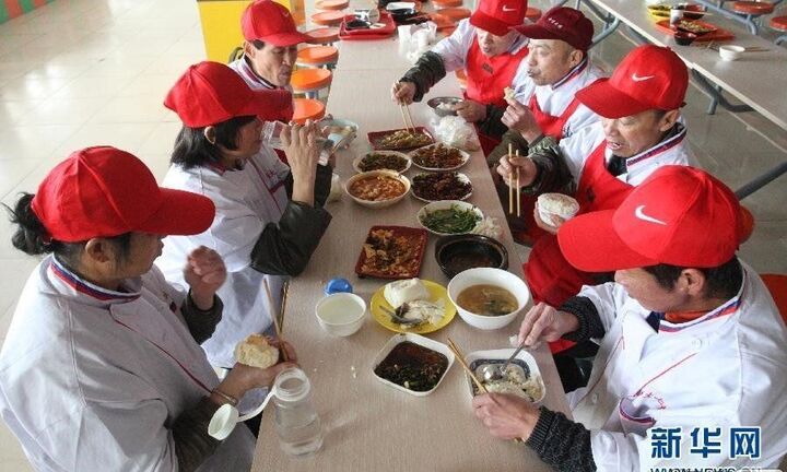 Giáo viên ăn đồ ăn thừa của sinh viên