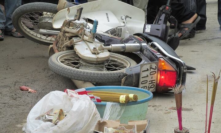 Tránh xe đạp, ngã vào gầm xe tải chết thảm