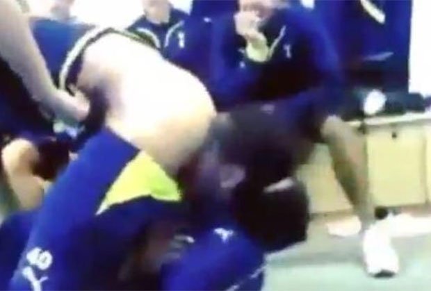Sao trẻ Tottenham bị ép hôn… mông đồng đội