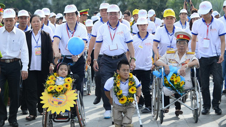 Chủ tịch nước Trương Tấn Sang tham gia đi bộ ủng hộ trẻ khuyết tật