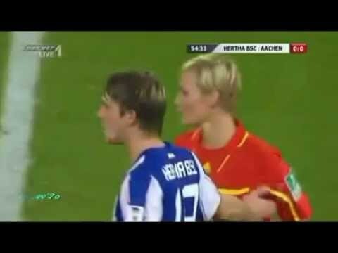 Cầu thủ sờ ngực nữ trọng tài ngay trên sân