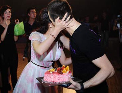 Làm việc nhiều với Tây khiến tôi bị nghiện... sex