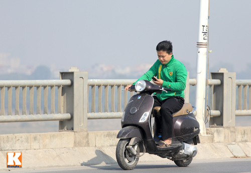 Thiếu nữ thiệt mạng vì vừa lái xe vừa nghe điện thoại