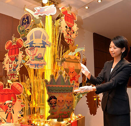 Độc đáo những cây thông Noel từ vàng ròng và...bao cao su