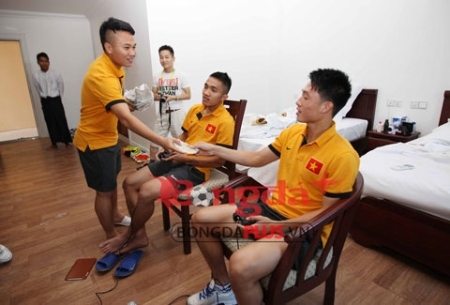 Sao U23 Việt Nam mang... cu đơ sang Myanmar 