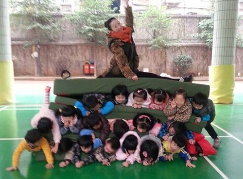 Bức xúc cô giáo mầm non ngồi lên 