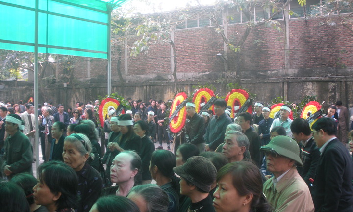 Clip: Nghẹn ngào giây phút tiễn đưa chị Huyền