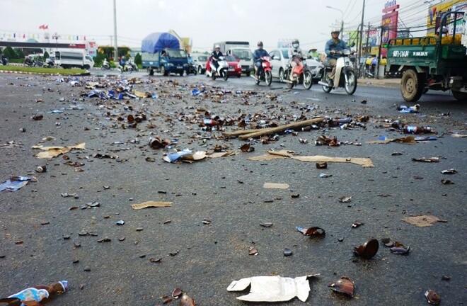 Tai nạn bất ngờ, dân mang xe ba gác để hôi của