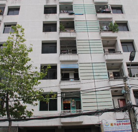 Rơi từ tầng 7 chung cư, bé trai 4 tuổi chết thảm