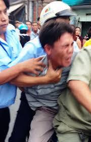 Lực lượng ủy ban phường không đánh người bán hàng rong