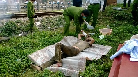 Xác người đàn ông chết cứng dưới rãnh nước