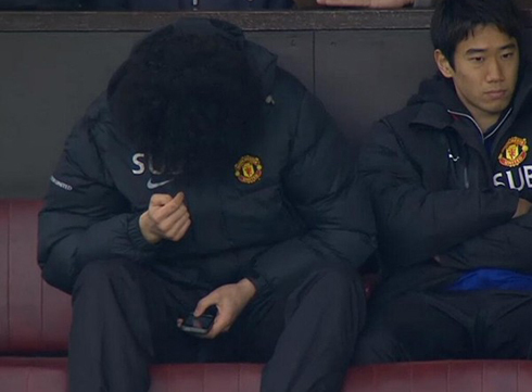 Ngồi dự bị, sao M.U mở điện thoại xem phim sex