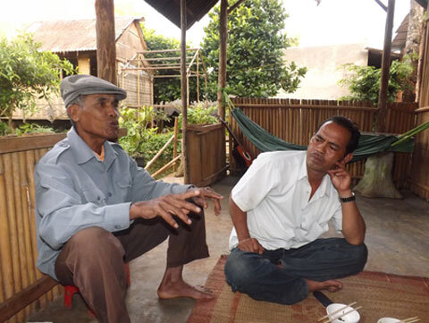 Rợn người tục lệ dùng dao dâm đùi trong đám tang của người Ba Na