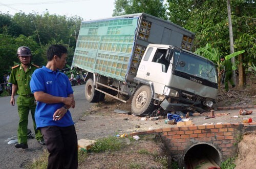 Xe tải tông liên tiếp, 7 người thương vong