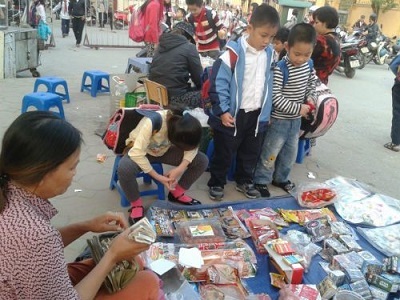 Quà vặt không rõ nguồn gốc  tấn công trường học