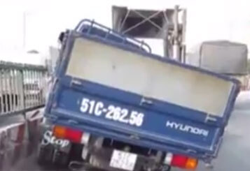 Clip: Xe tải chở khí gas bay lên dải phân cách ở TP.HCM