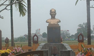 Clip: Ngôi mộ được cho có khả năng chữa bệnh ở Hà Nội