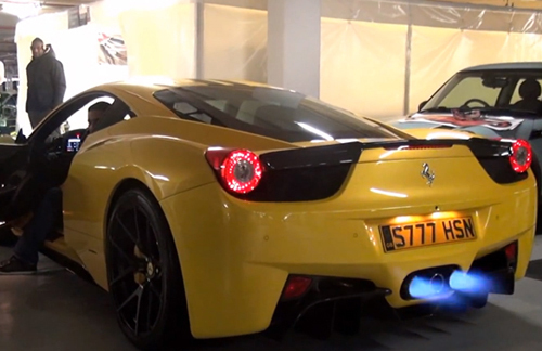 Clip: Màn “khạc lửa” của ngựa chiến Ferrari 458 Italia