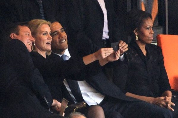 Phu nhân Obama nổi cơn 'ghen' trong đám tang Nelson Mandela?