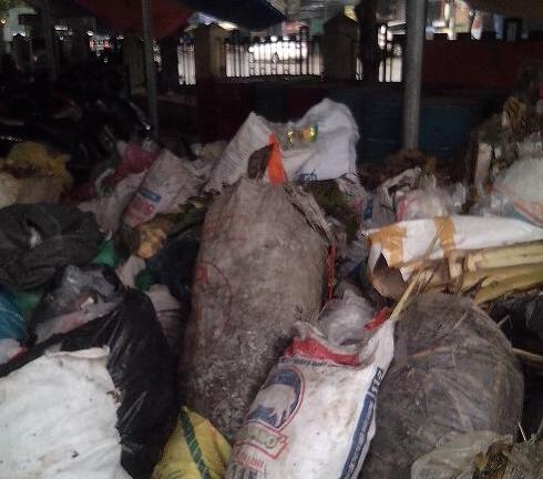 Hà Tĩnh: “Biến” nhà gửi xe của chợ thành bãi chứa rác