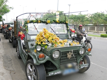 Đà Nẵng: Xôn xao đoàn xe Jeep rước dâu trên đường phố