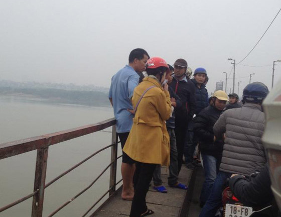 Cô gái nhảy cầu tự tử, người yêu lao theo để cứu